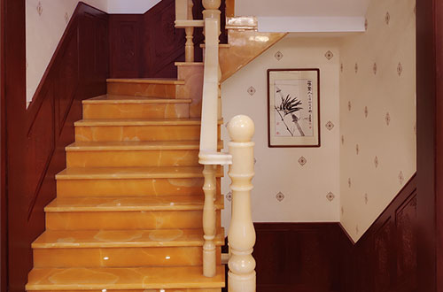 珠海中式别墅室内汉白玉石楼梯的定制安装装饰效果
