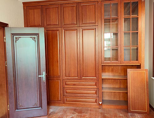 珠海中式家庭装修里定制的实木衣柜效果图